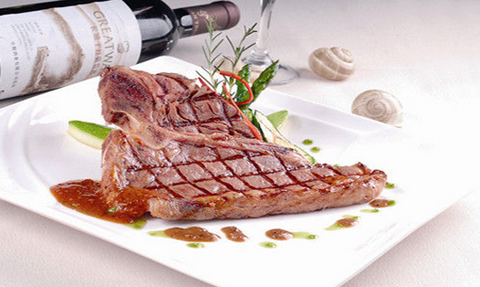 研究人員發(fā)現(xiàn)紅酒配牛排降膽固醇